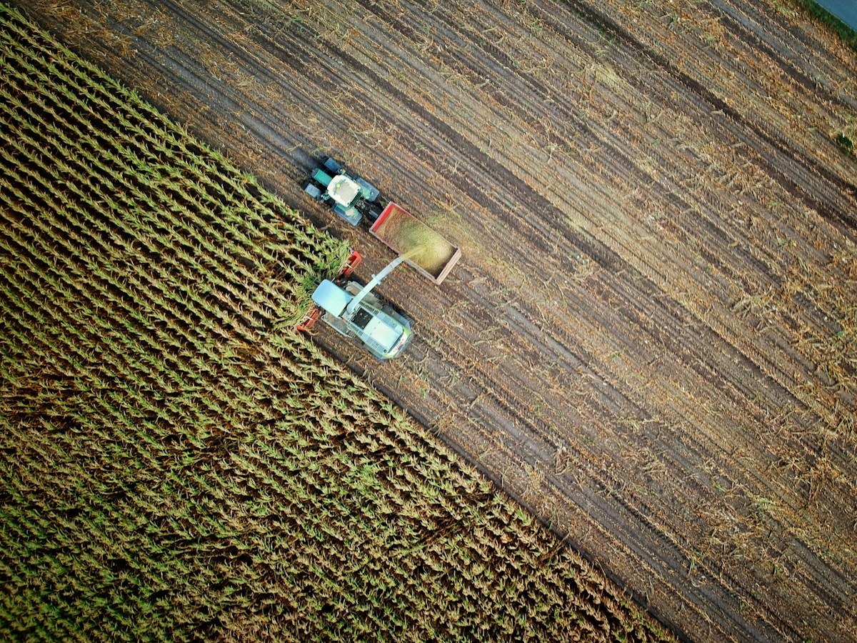 Tarlada tarım makineleri, temsili görsel. Fotoğraf: no one cares / Unsplash